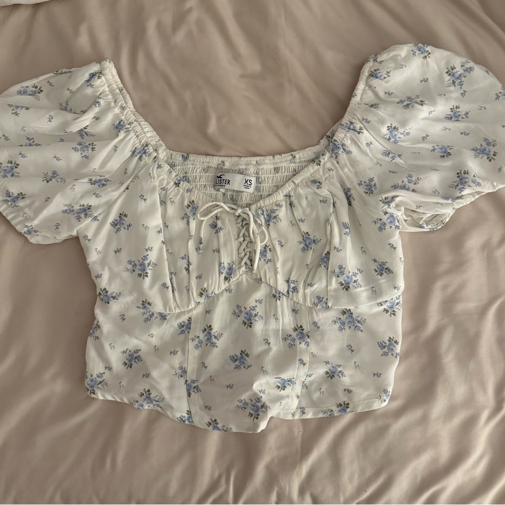 Hollister Short Sleeve Floral Lace-Up Top and mini layered skirt